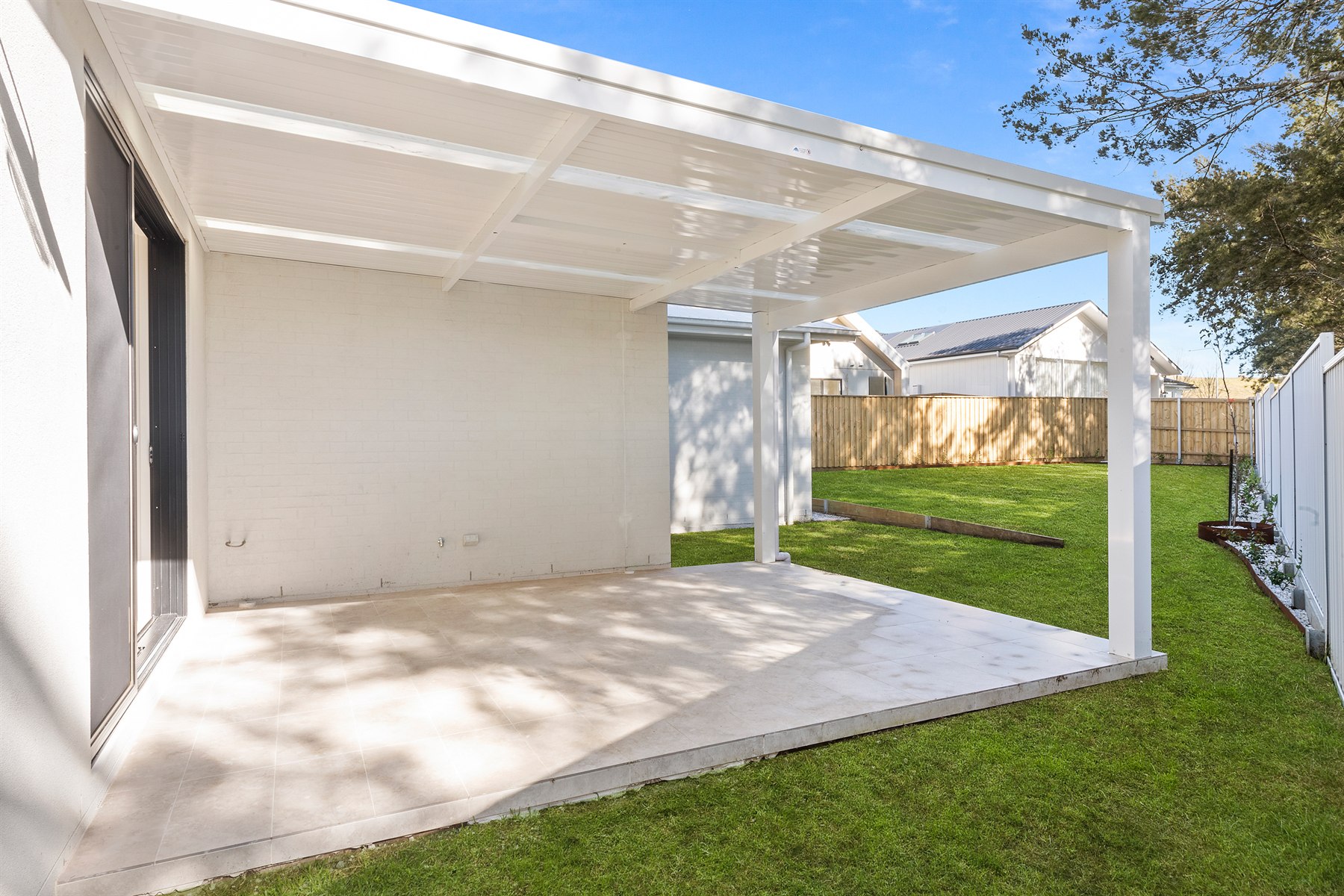 Covered alfresco and landscaped outdoor area by Solid Building Group